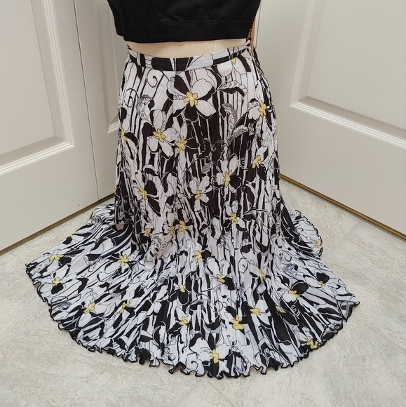 Flirty Floral Skirt - Picture 3 of 8